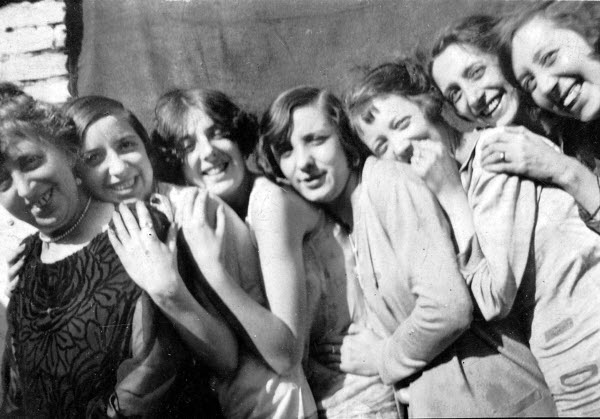 Mrs. Parker with her daughters: Hilda, Mary, Janet, Pat, Lucy and Dorothy